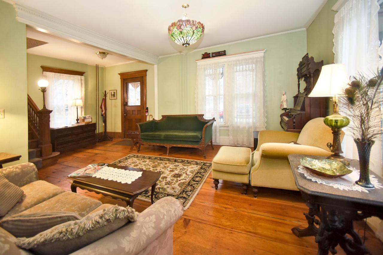 Blooming Inn Shelburne Falls ภายนอก รูปภาพ
