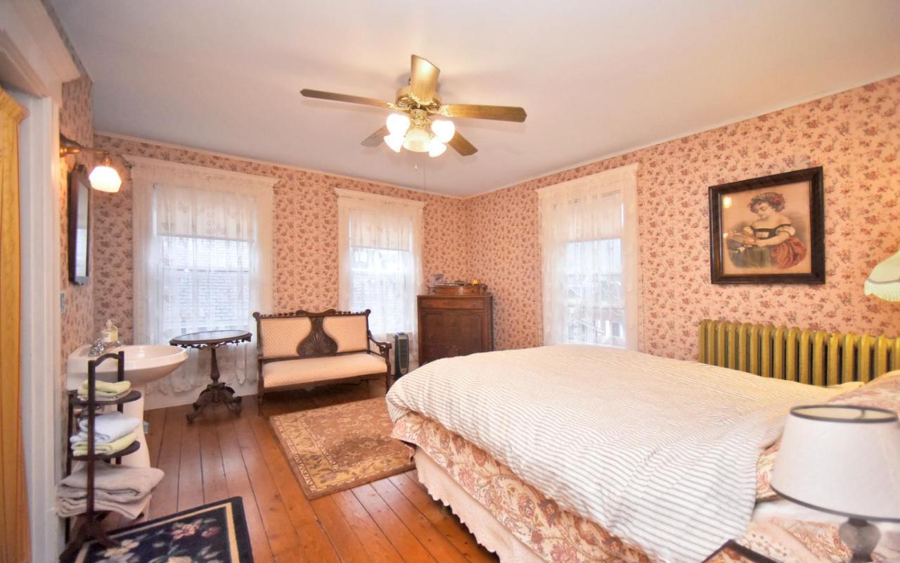 Blooming Inn Shelburne Falls ภายนอก รูปภาพ